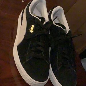 Black suede women’s puma sneakers size 9.5 great for running